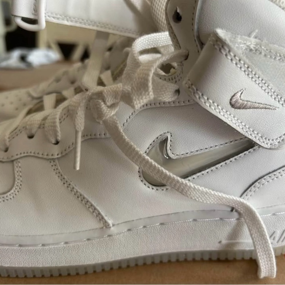 Nike Air Force One Sneakers 9.5 NWT - Picture 3 of 4